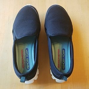 Sketchers black sneakers